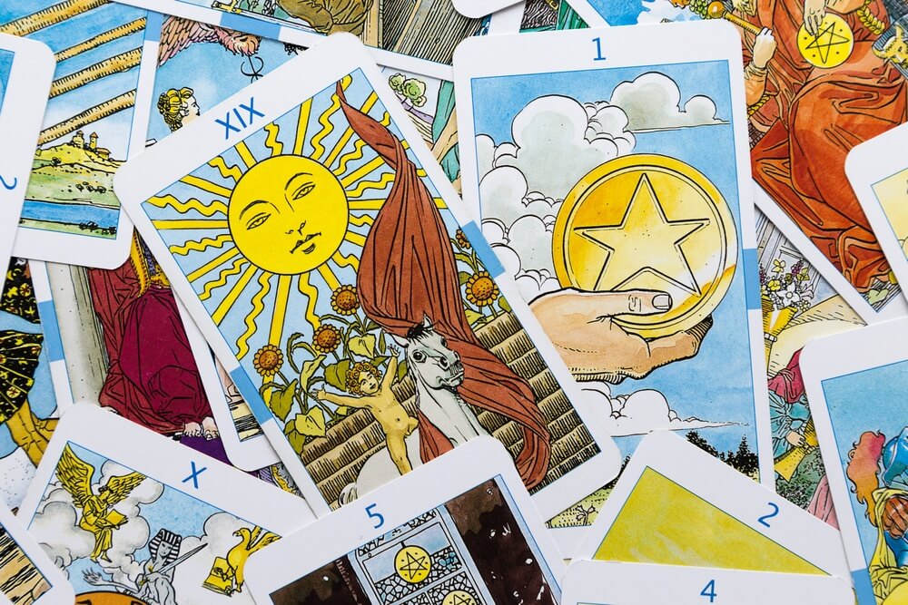 Wróżenie z kart tarota małymi arkanami
