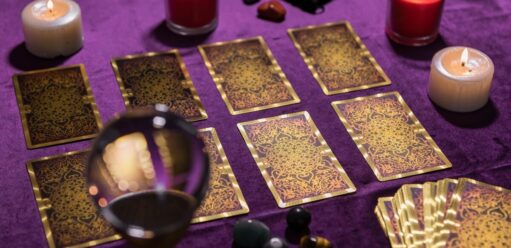 Wróżenie z kart tarota na stole z obrusem