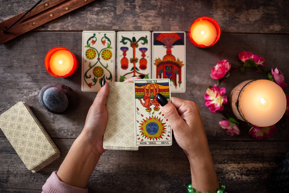 Wróżenie z kart tarota na stole ze świeczkami