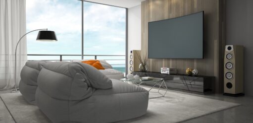 nowoczesny salon z kinem domowym i szarą sofą