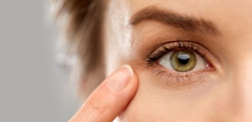 kobieta z palcem przy oku