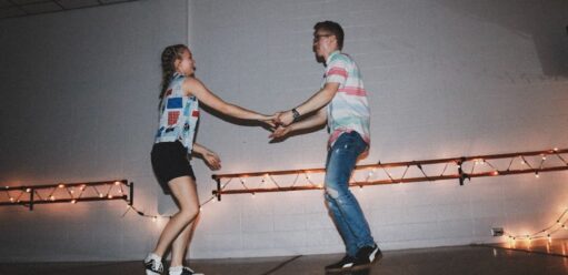 dwoje tańczących ludzi