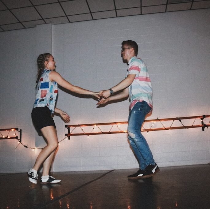 dwoje tańczących ludzi