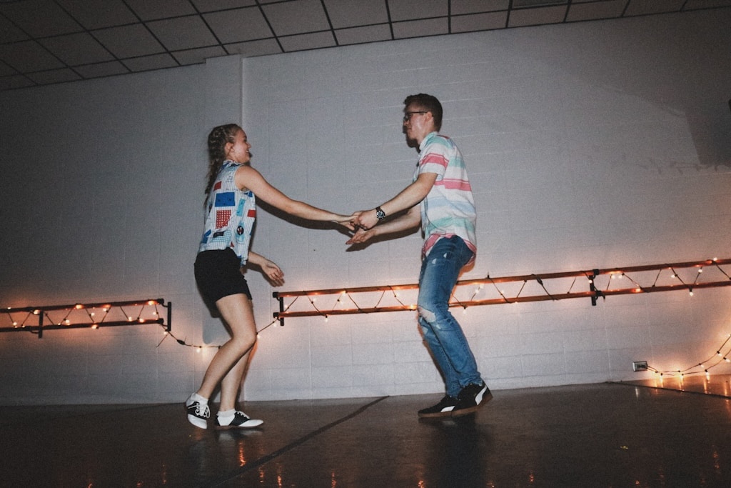 dwoje tańczących ludzi