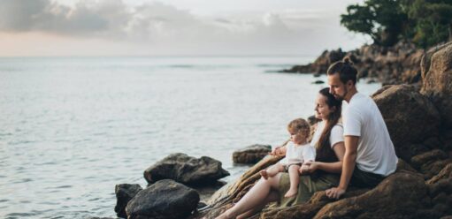 rodzice i dziecko na skałach nad wodą