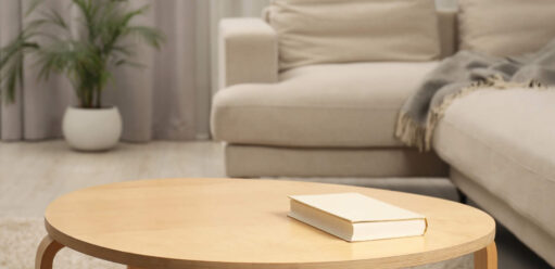 jaki stolik kawowy do salonu z beżową kanapą