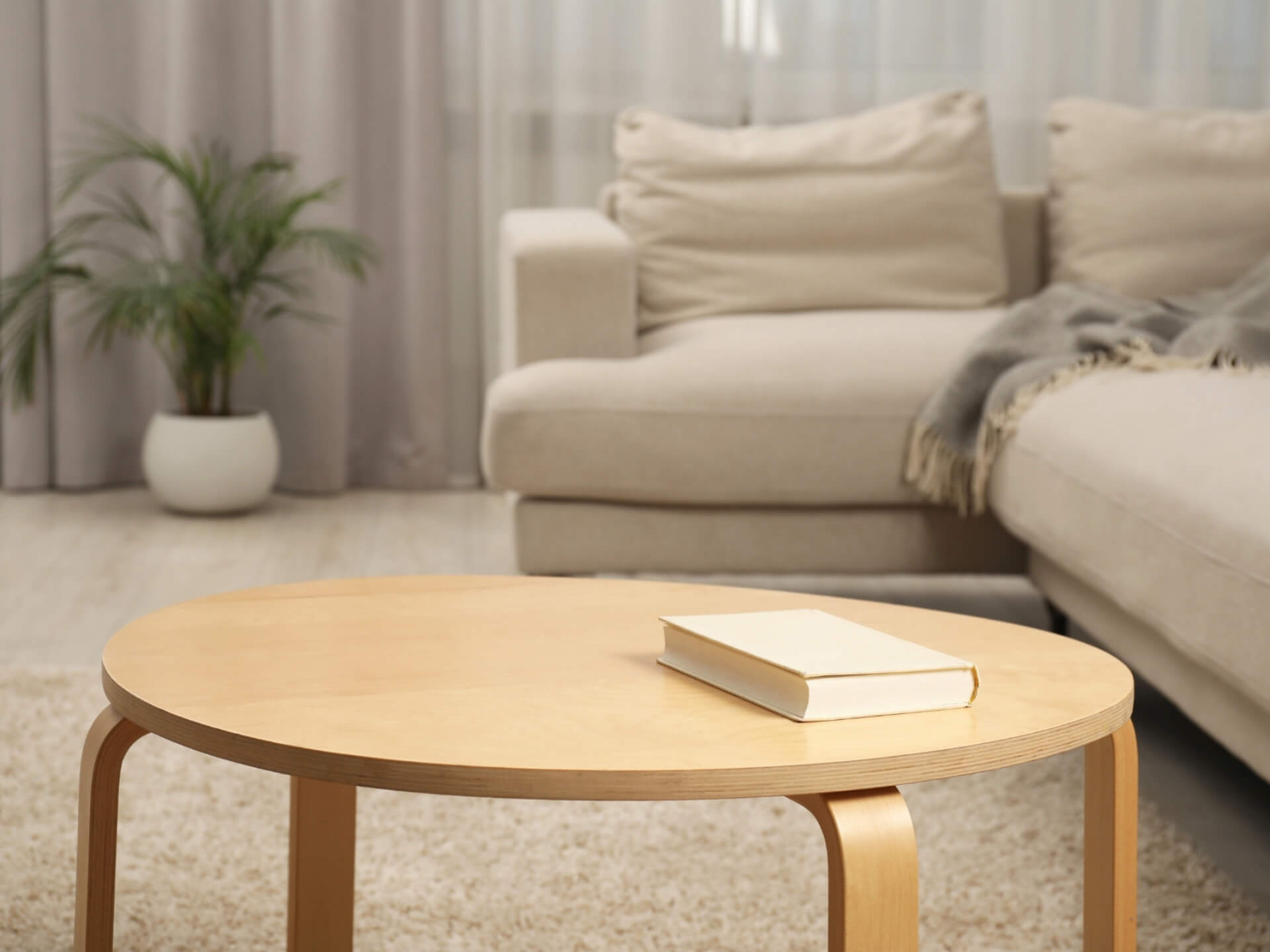 jaki stolik kawowy do salonu z beżową kanapą