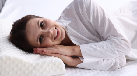 kobieta na poduszce do spania