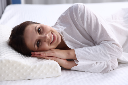 kobieta na poduszce do spania