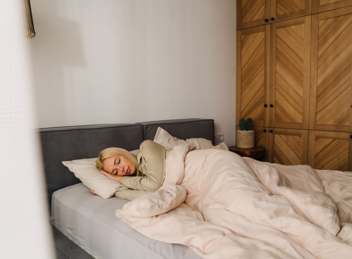 śpiąca młoda kobieta