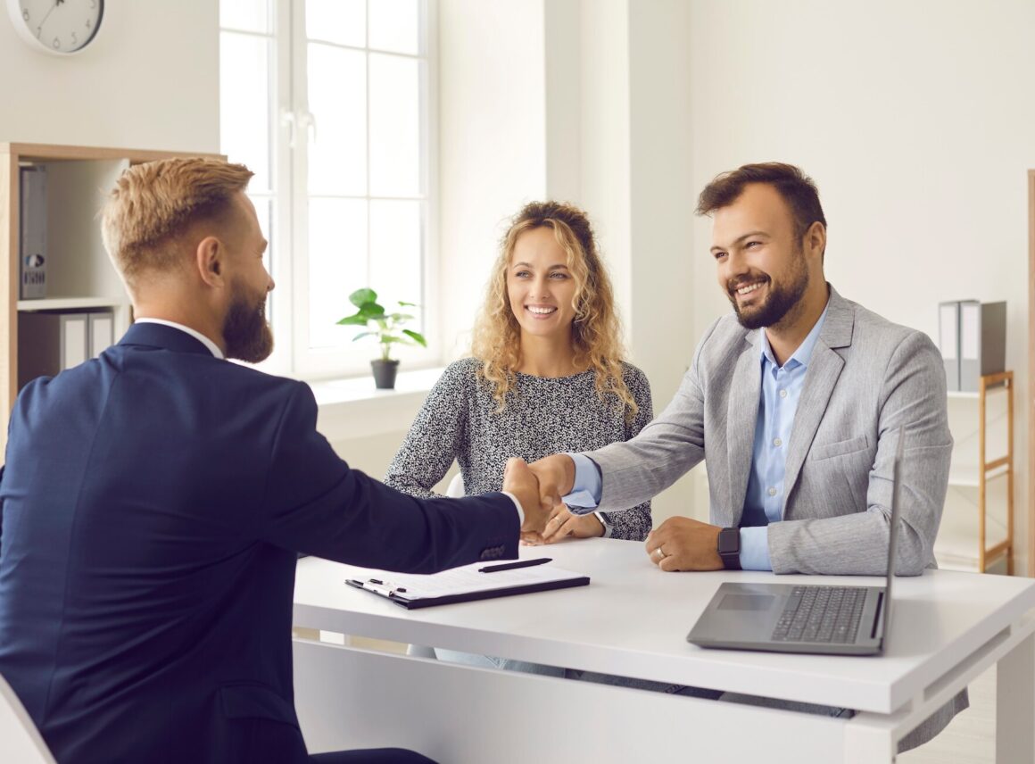 prawnik i klienci w biurze