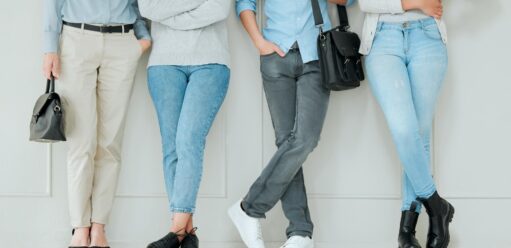 Dress code casual – czym jest i jak nosić? Zasady stylizacji